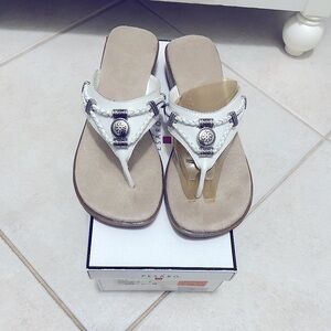 Like New- Pasro White top and Tan bottom Women's Sandals